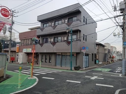 習志野駅出口すぐ、間口広い、角地で視認性優外観