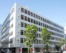 【物販・サービス店舗可】明治通り沿い、存在感あるオフィスビルの地下区画です。業種ご相談ください！外観