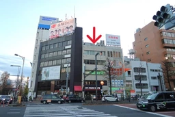 ◆四ツ谷駅徒歩１分◆駅前交差点の角地！◆看板設置可◆学習塾・クリニック・整体にオススメ◆トイレ・キッチン付き事務所仕様