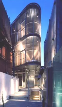 西麻布交差点から徒歩2分!!専用使用テラス有り!!OFFICE·エステ·各種サロン可能!!