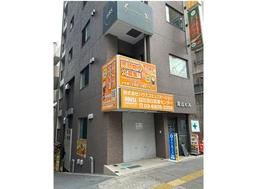 角ビル視認性良し。事務所、スクール、整体院、パーソナルジムなどに適す。飲食不可。