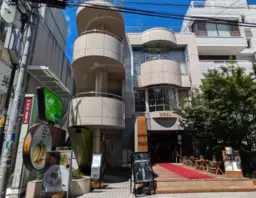 【サービス店舗可】表参道駅徒歩３分、まい泉通り沿いに希少な美容室居抜き物件が出ました！外観