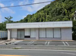 交通量の多い県道沿い、様々な業種の事業にお勧めです。10mの大型車が入りやすい駐車スペースあり。外観