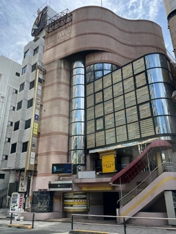 ～六本木の中でも、大きい床の高級店が長く出店されているビルです～