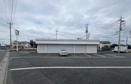 川越市的場／八瀬大橋からすぐ／角地のコンビニ型物件／広い駐車場付き／元バイク店【業種相談】外観