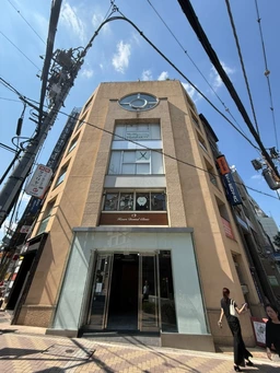 麻布十番駅 徒歩3分の好立地 パティオ十番正面の角地 美容室＆ネイルサロン居抜き【賃料相談】外観