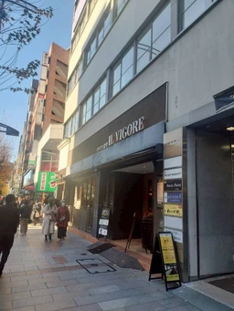 神保町駅　1階　靖国通り沿い　間口6m外観