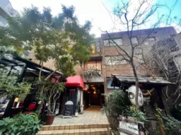 【UY1223】乃木坂駅徒歩1分！エステサロン居抜き！入居日相談！事務所仕様でも相談可能！ レトロでお洒落な外観！