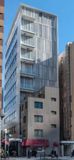 三田駅 徒歩4分 　慶応仲通り商店街に面す　2階