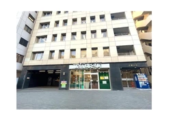 ①1F路面店（間口約7ｍ）②業種ご相談可　③24時間使用可能　④1階の天高約3ｍあり