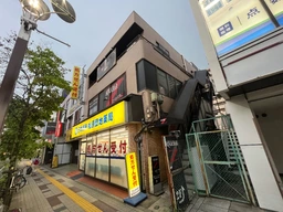 獨協大学駅前ロータリー至近、経営実績18年目になる2階BAR居抜き物件外観