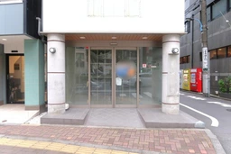 ◆四ツ谷駅徒歩４分◆新宿通り沿い路面店の好立地！◆軽飲食・物販・クリニックにオススメ◆前面ガラス張り・自動ドア付き