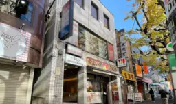 神保町駅徒歩5分、重飲食可能!メイン通り沿いで視認性良好な2階店舗。外観