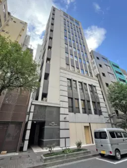 【サービス店舗可】銀座駅徒歩５分、複数路線利用可能の好立地物件です。11階建てで、周囲の中では目立つ高さ◎