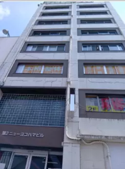 横浜駅徒歩3分。人通りの多い立地です。