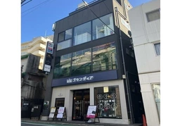 成城学園前駅徒歩２分、終日人通りの多い駅近通り沿いガラス張り３階店舗区画！