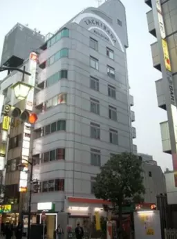 新橋駅 徒歩1分 スケルトン物件 【飲食不可】烏森通り沿いの好立地！詳細業種は下記ご参照の上、その他はご相談ください。外観