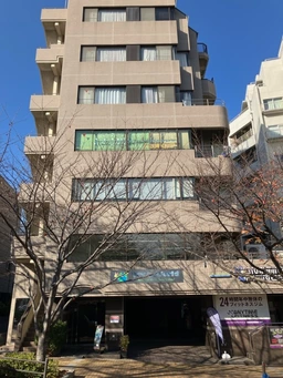 丸ノ内線「茗荷谷」駅徒歩８分、桜が綺麗な播磨坂沿いの住宅地の一角。