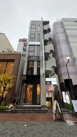 赤坂見附駅 徒歩1分 　築浅の綺麗なビルです。内装有り。美容系テナントに最適！