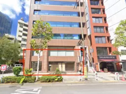 淡路町駅２分、靖国通りに面した角地１階２８坪スケルトン！全面ガラス張りで視認性あり。【飲食相談可能、制限あり】外観