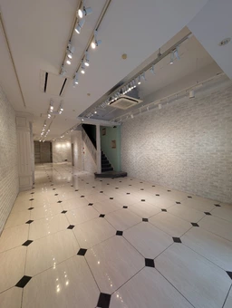 トアウエスト路面・一棟賃貸｜高級感ある物販店内装あり外観