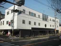 相鉄線「二俣川駅」徒歩7分のクリニックモール　時間貸し駐車場敷地内にあり　患者様は無料にて利用可能外観