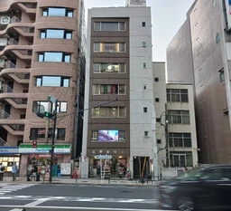 六本木ミッドタウン前のビルです！エステやネイルなどのサロンにおすすめ！