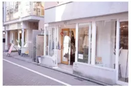 吉祥寺駅 徒歩5分 現況:物販 居抜きなど物件 【飲食不可】前面ガラス張り/ シャッター付き外観