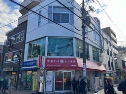 人通りの多いブルーメン通り×角立地で視認性良好な2階区画外観