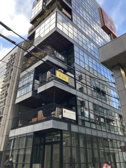 神田ビジネス街「五十通り」に位置する、飲食需要に応える路面店舗