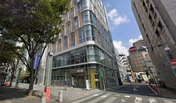 駅前大通り沿いの角地2階店舗物件！ガラス張りえ視認性良好です！（飲食不可）外観