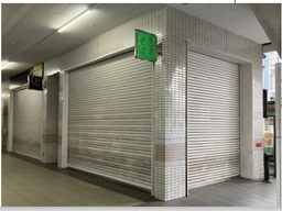 原木中山駅直結。1階。約6坪。賃料約16万5千円（共益費含む）。外観