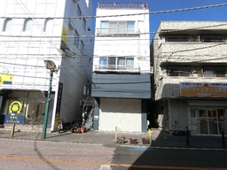 東林間駅前の路面店舗。視認性良好、ぜひご内見ください。外観