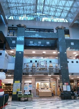 杉田駅 徒歩1分 現況: 総菜屋 【飲食可】駅ビルの１F外観