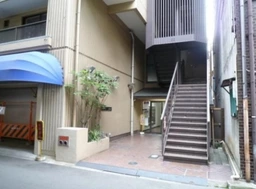 中津駅 徒歩5分 専用階段あり 新御堂筋沿い 2Fスケルトン物件 【飲食不可】外観