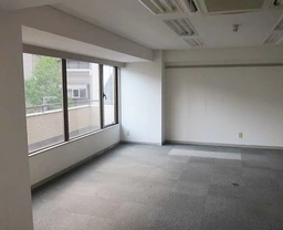 〈南青山〉事務所（オフィス）としての利用のみで募集です【店舗利用不可】3階（最上階）サービスバルコニー付き開放感あり