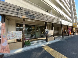 内装美麗間口の広い路面店同業態なら即営業可能外観
