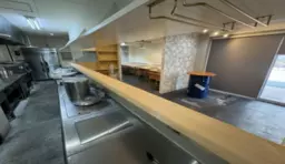 布施駅高架下西側 1F飲食店居抜き物件 【飲食業のみ募集】外観