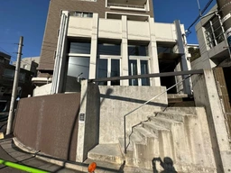 青山学院大学至近！元プールを店舗に改装したおしゃれな造りです♪