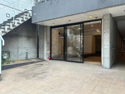 人目につきやすい1階路面店舗!外観