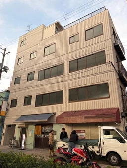 中央大通りに面す1階路面店舗物件!外観