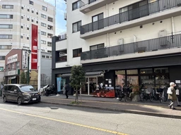 中央通りに面すマンション1階区分区画/24時間営業不可外観