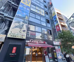 新宿駅1分。視認性良好のガラス張りビル。外観