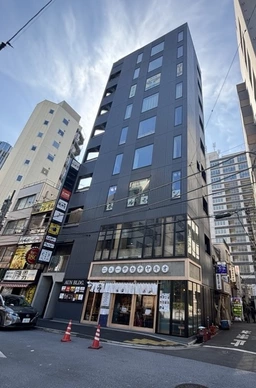 新橋駅徒歩4分。角地につき視認性良好。