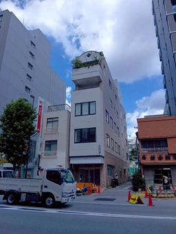 【分割案】1階B区画　新御徒町駅A3出口すぐ　春日通り沿い　天高3ｍ　角ビル外観