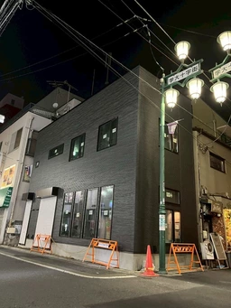 学芸大学駅 徒歩2分／角地の新築路面店／コンビニ対面で利便性良好【飲食不可】外観