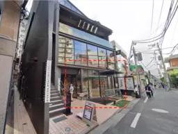 【表参道駅３分】１階５６坪。ガラス面のカフェ居抜き。大看板設置可能。【飲食可能、匂い煙の強い業種は不可】外観