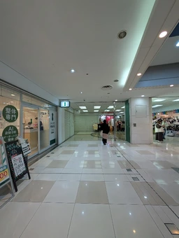 サンノミヤの中心地｜センタープラザ1階(館内)外観