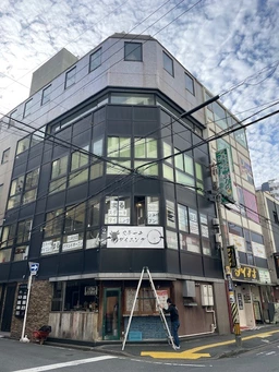 ①業種ご相談可　②24時間使用可能　③熊谷駅徒歩2分　④角ビル　⑤新耐震基準ビル　⑥同ビルで3～4階も募集中外観