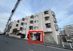 商業店舗が並ぶ通り沿いの路面店！外観